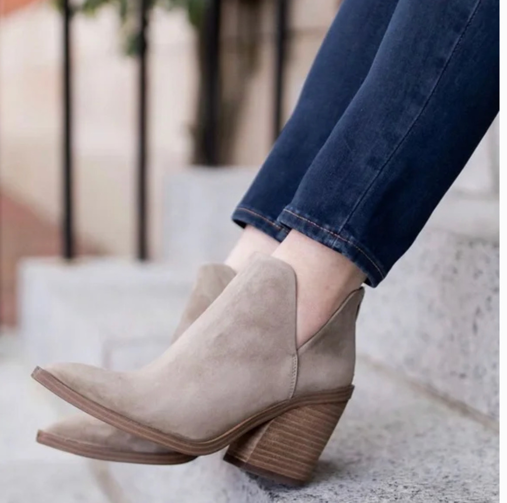 Vince Camuto Gigietta Boots 8.5 Gray Suede NWOT Ankle Booties Western Heel